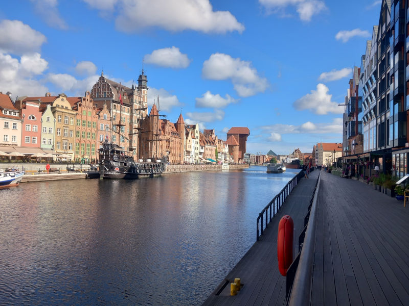 Ciudad Antigua de Gdansk con rio y barcos y casas antiguas