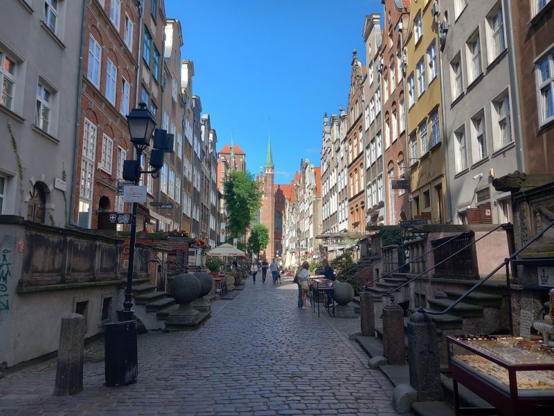 Ciudad Antigua de Gdansk - calle Santa Maria - venda de ambar en frente de los edificios antiguos
