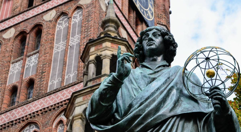 Estatua de Nicolas Copernico en la ciudad de Torun en Polonia