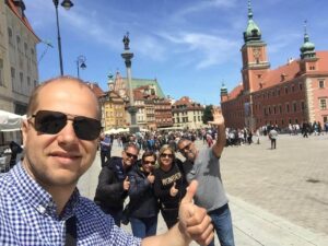 Guia Greg con turistas en la Plaza del Castillo en Varsovia