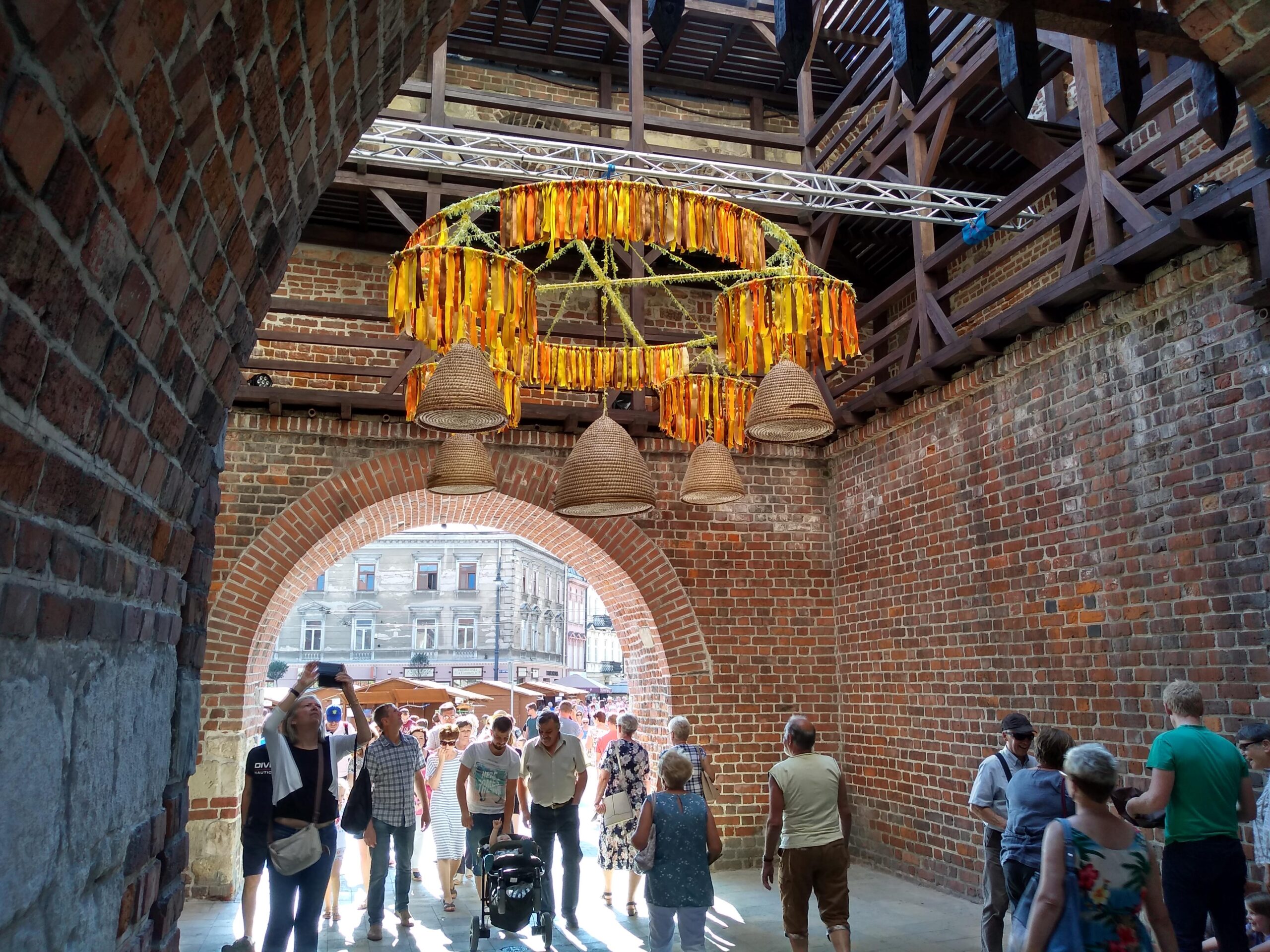 Ciudad de Lublin, bajo una puerta medieval de la ciudad